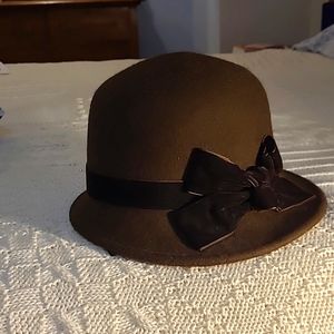 Chocolate brown wool hat with velvet bow